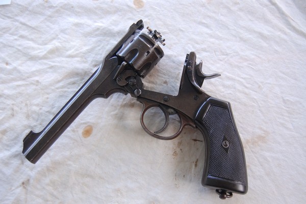 Le Revolver Webley mark VI de la grande guerre.